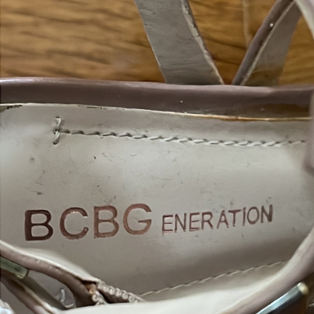 WOMEN’S BCBGENERATION DARRON TWO-TONE PATENT PUMP - Picture 5 of 6